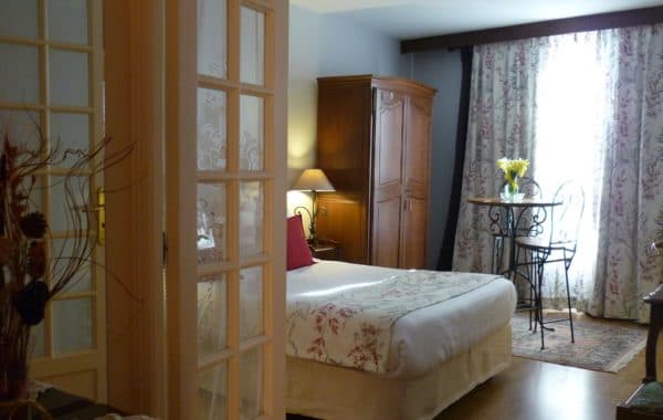 Chambre Supérieure avec lit king-size et décoration élégante